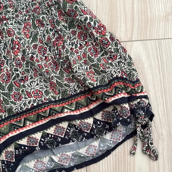 Hollister Flowy Floral Patterned Shorts - Picture 3 of 3